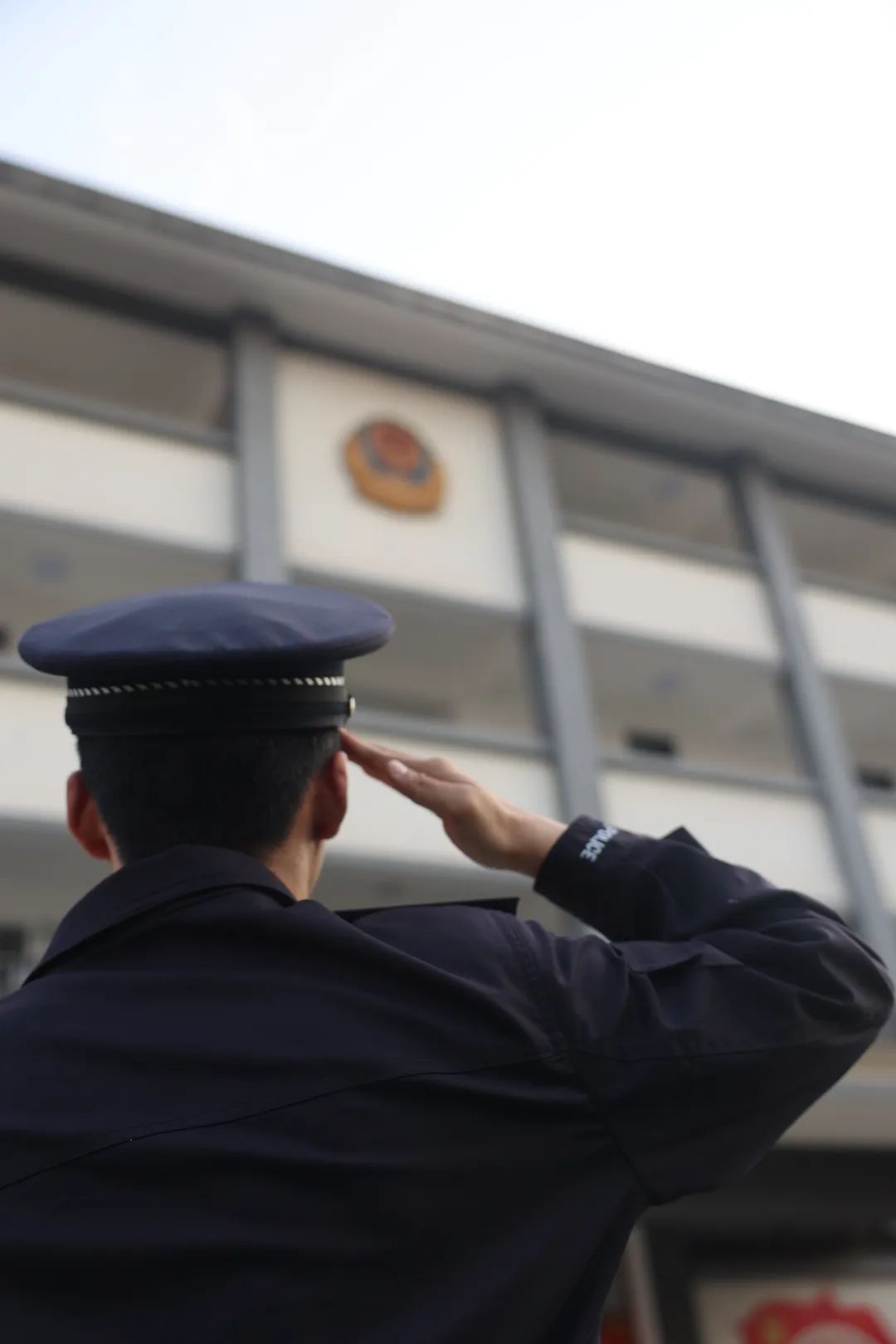 被偷渡人员驾车冲撞,雨林追捕遭毒蛇袭击……他的工作日常比电影更惊心动魄 被偷渡人员驾车冲撞,雨林追捕遭毒蛇袭击……他的工作日常比电影更惊心动魄