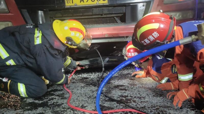 江西宜春:女子骑电瓶车被卷入车底 消防紧急救援 江西宜春:女子骑电瓶车被卷入车底 消防紧急救援