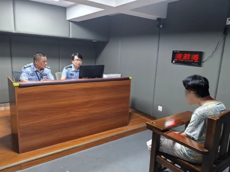 济南一男子拦截攀爬过往车辆,警方通报:为发泄个人情绪,故意制造事端,已被行拘 济南一男子拦截攀爬过往车辆,警方通报:为发泄个人情绪,故意制造事端,已被行拘