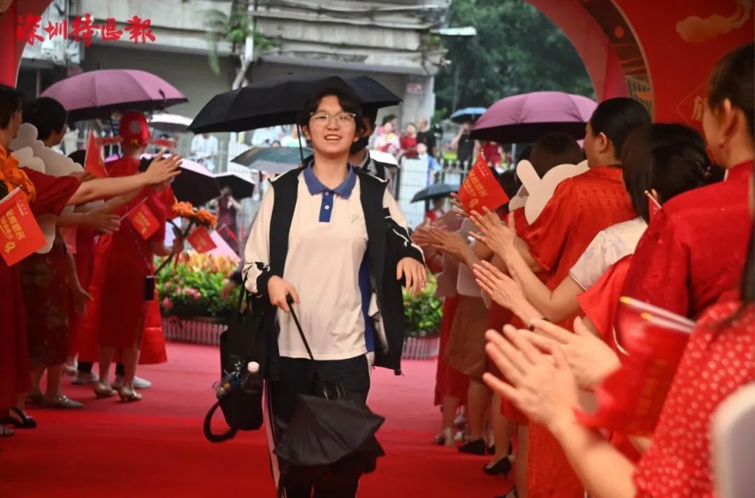 多图直击!深圳中考今日开考 多图直击!深圳中考今日开考