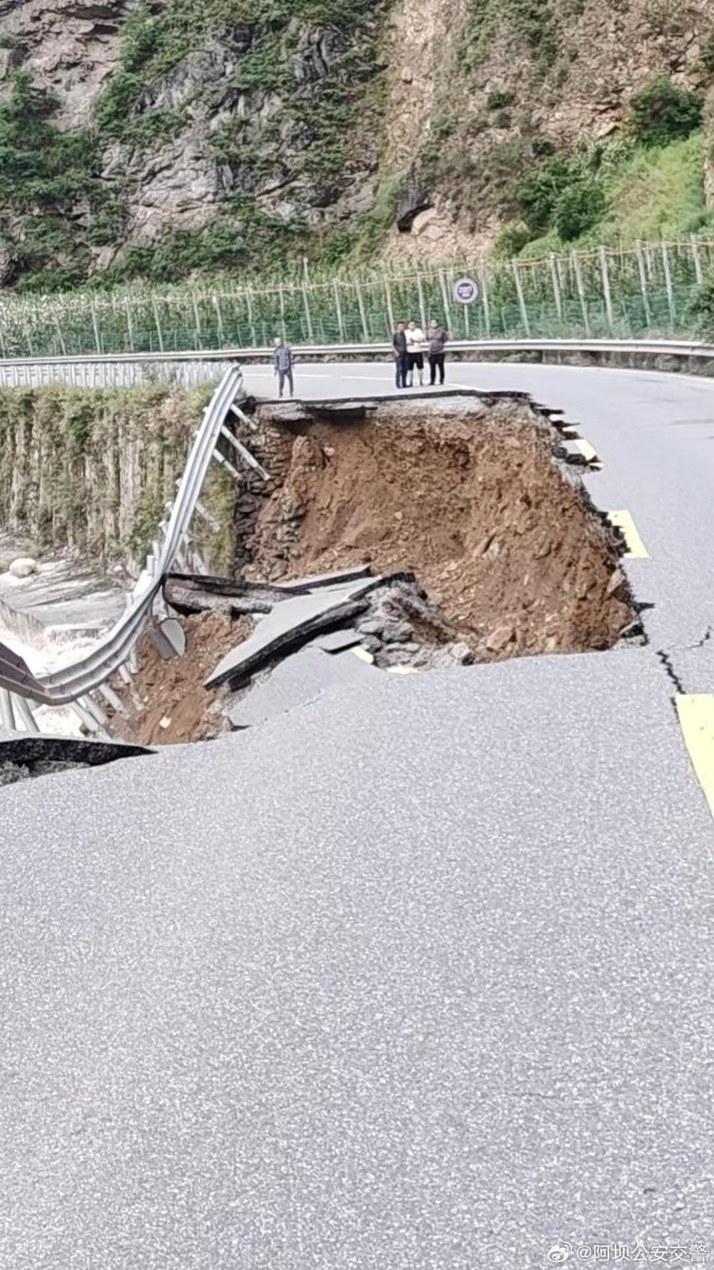 水流冲垮国道路基 四川茂县213线交通管制