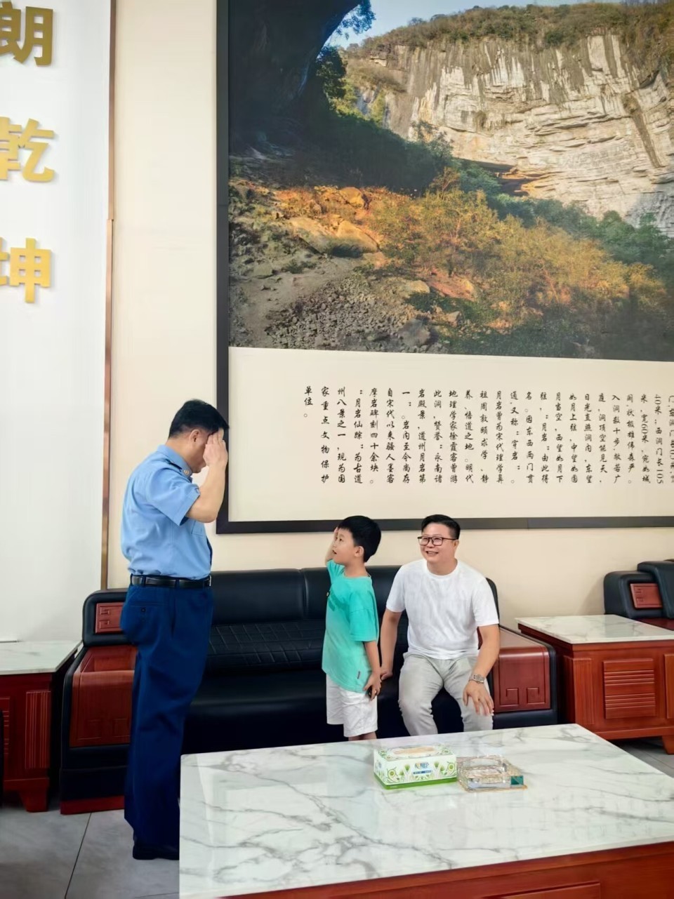 错别字里的强军梦!将军与7岁男孩的暖心军礼 错别字里的强军梦!将军与7岁男孩的暖心军礼