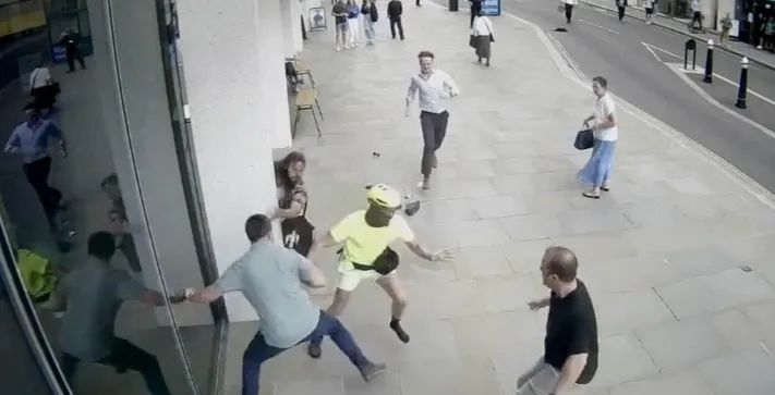 英国一劫匪逃跑时遗落一只运动鞋,警方靠鞋内DNA定罪 英国一劫匪逃跑时遗落一只运动鞋,警方靠鞋内DNA定罪