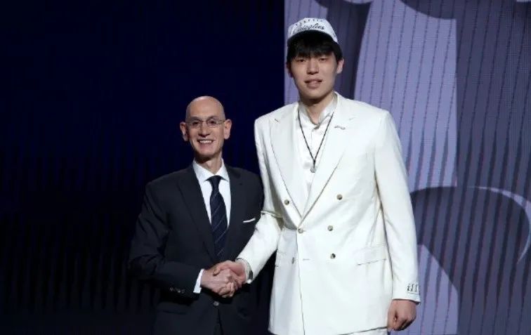 20岁生日夜，杨瀚森被NBA首轮第16顺位选中
