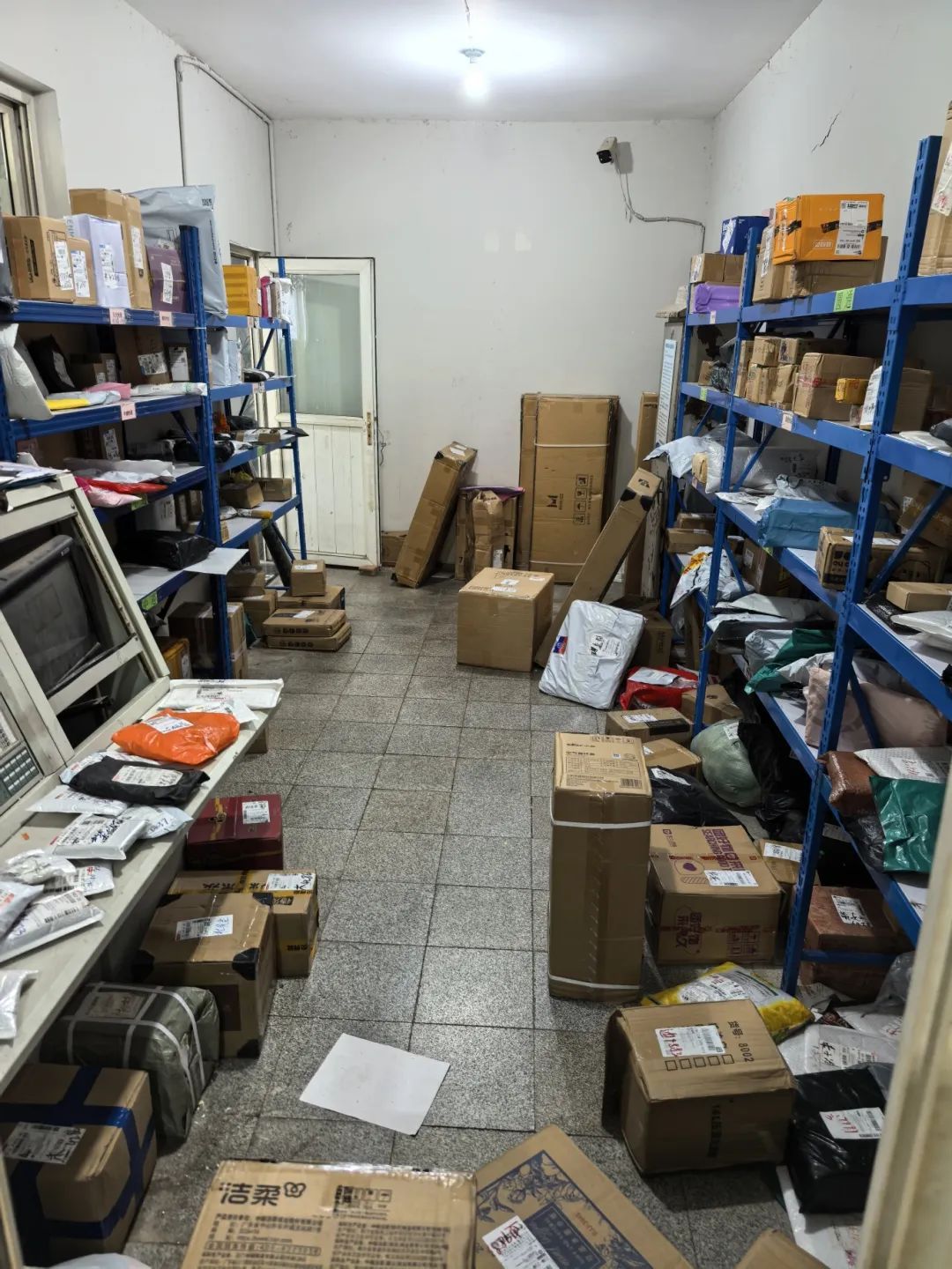 老人取快递手指被货架 “咬断”!记者调查小区快递驿站安全隐患 老人取快递手指被货架 “咬断”!记者调查小区快递驿站安全隐患