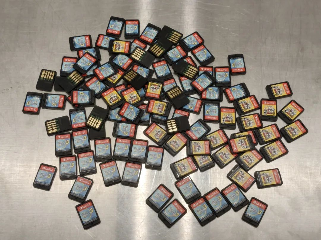 女子入境时用保鲜膜在两腿绑105张SWITCH游戏卡,被海关查获 女子入境时用保鲜膜在两腿绑105张SWITCH游戏卡,被海关查获