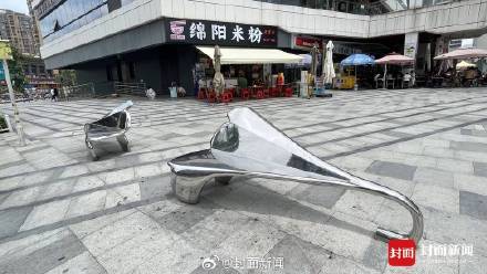 成都一广场座椅夏天烫屁股被吐槽 街道办回应:不再更换 成都一广场座椅夏天烫屁股被吐槽 街道办回应:不再更换