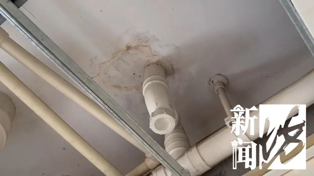 上海一老人拒绝疏通马桶,整栋楼天天被臭味“袭击”!邻居们真崩溃了 上海一老人拒绝疏通马桶,整栋楼天天被臭味“袭击”!邻居们真崩溃了