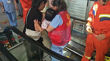 腿被TA“咬”住,女童不停哭喊:“我疼!”紧急提醒 腿被TA“咬”住,女童不停哭喊:“我疼!”紧急提醒