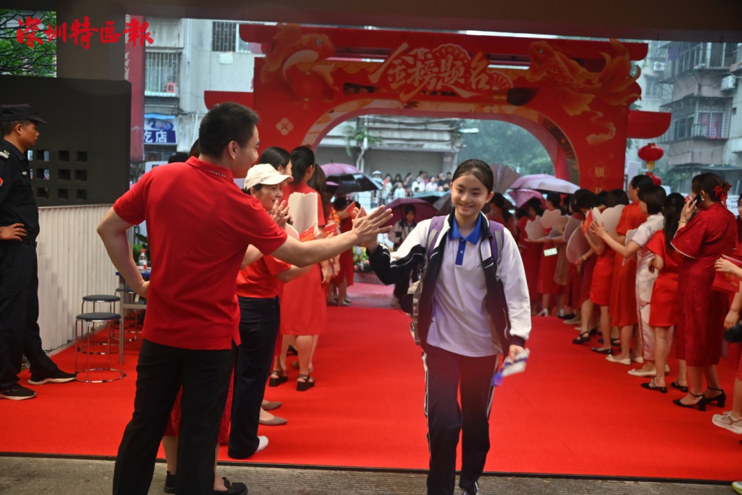 多图直击!深圳中考今日开考 多图直击!深圳中考今日开考