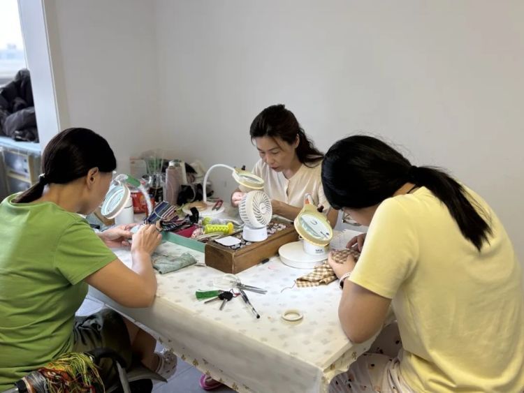 河南57岁阿姨靠补衣服赚300万,还买了两套房!获3项国家专利,学员遍布全世界 河南57岁阿姨靠补衣服赚300万,还买了两套房!获3项国家专利,学员遍布全世界