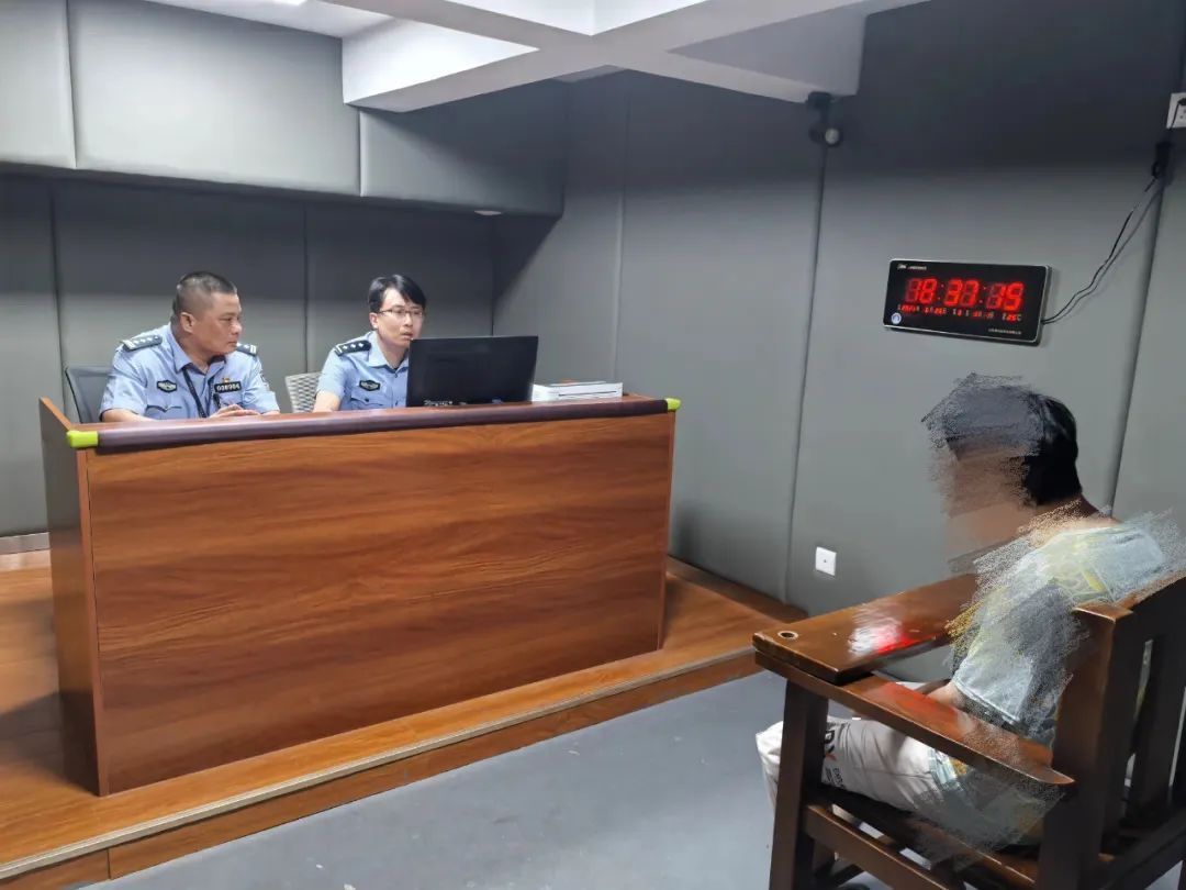 男子在路口拦截攀爬过往车辆！通报来了