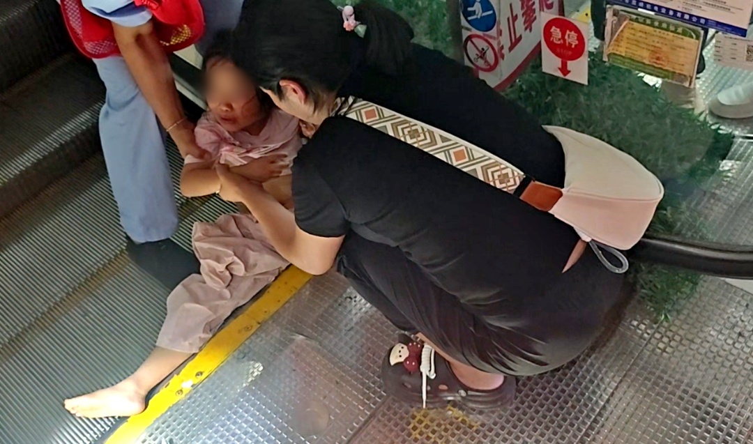 腿被TA“咬”住,女童不停哭喊:“我疼!”紧急提醒 腿被TA“咬”住,女童不停哭喊:“我疼!”紧急提醒