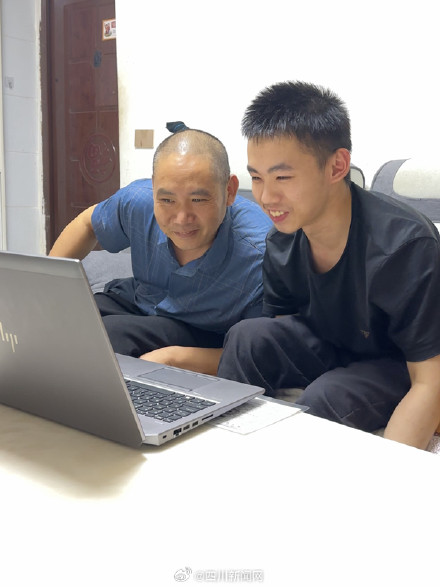 与父亲叠坐轮椅去高考的少年成绩超本科线