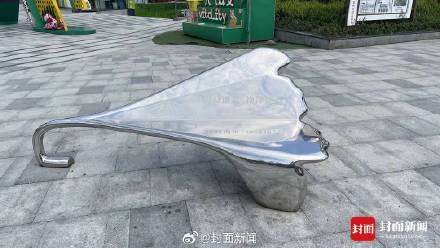 成都一广场座椅夏天烫屁股被吐槽 街道办回应:不再更换 成都一广场座椅夏天烫屁股被吐槽 街道办回应:不再更换