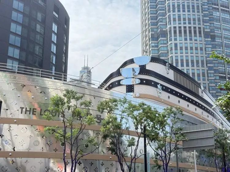玩大了！全球独一无二的LV“巨轮” 直接停到上海市中心！