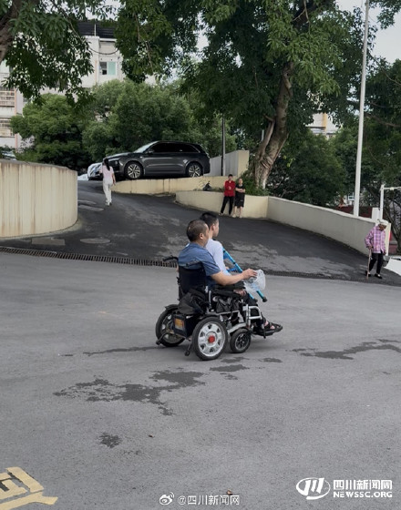 与父亲叠坐轮椅去高考的少年成绩超本科线
