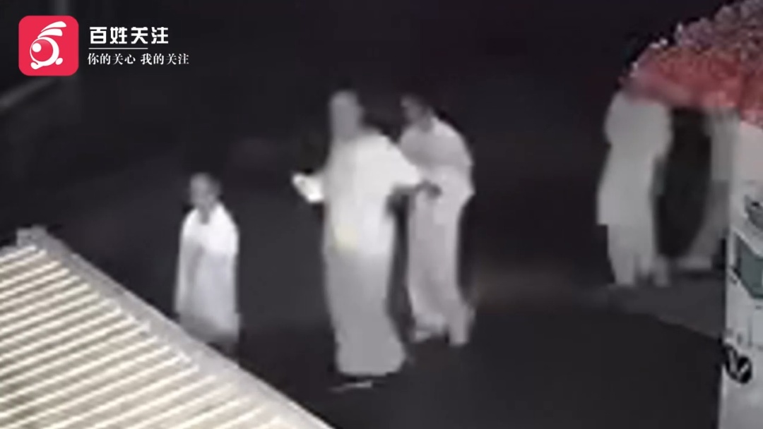 凌晨4点，50余人身穿白衣排队夜行？有网友称“吓得不轻”！官方回应