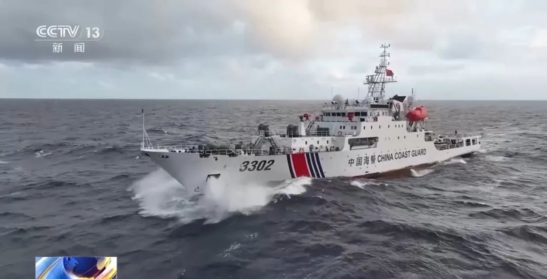 中国海警破获特大跨国贩毒案，现场惊心动魄：7名海警登船制服9名嫌犯，执法艇险被吸入对方船下