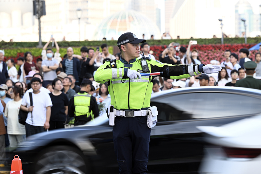 刷屏的上海暖心警察背影,是被拍到的偶然,更是他们的日常 刷屏的上海暖心警察背影,是被拍到的偶然,更是他们的日常