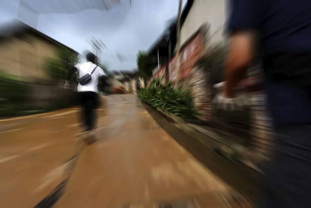 被偷渡人员驾车冲撞,雨林追捕遭毒蛇袭击……他的工作日常比电影更惊心动魄 被偷渡人员驾车冲撞,雨林追捕遭毒蛇袭击……他的工作日常比电影更惊心动魄