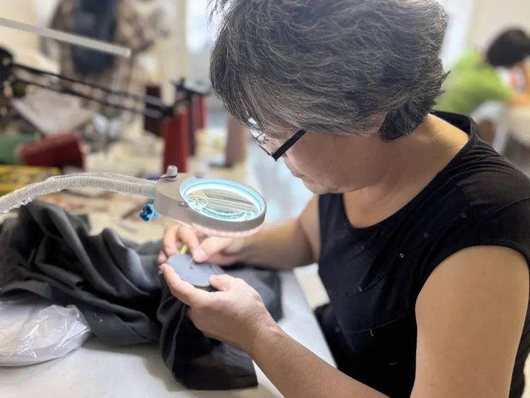 河南57岁阿姨靠补衣服赚300万,还买了两套房!获3项国家专利,学员遍布全世界 河南57岁阿姨靠补衣服赚300万,还买了两套房!获3项国家专利,学员遍布全世界