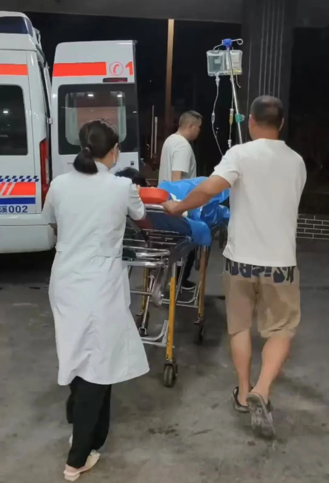 男子遭五步蛇咬伤进ICU！这些“神操作”救了命
