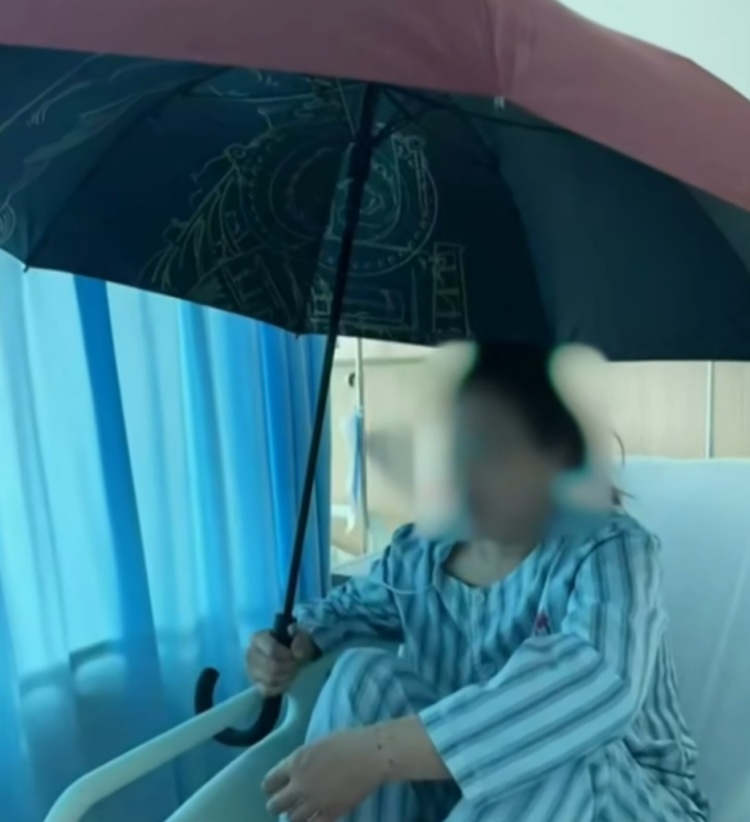 30岁女子突然性情大变！非要在屋里打伞，家人崩溃……