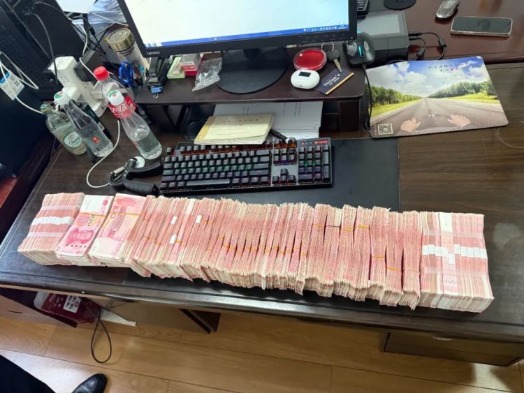 70万现金!交付前一刻,民警冲了上去 70万现金!交付前一刻,民警冲了上去