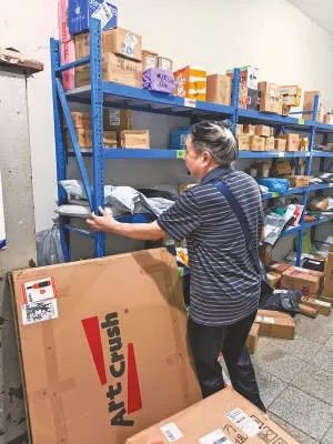 老人取快递手指被货架 “咬断”!记者调查小区快递驿站安全隐患 老人取快递手指被货架 “咬断”!记者调查小区快递驿站安全隐患