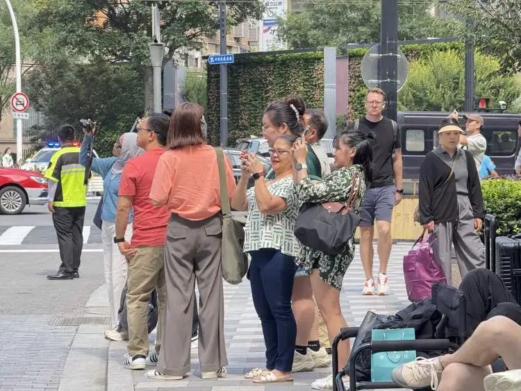 玩大了！全球独一无二的LV“巨轮” 直接停到上海市中心！