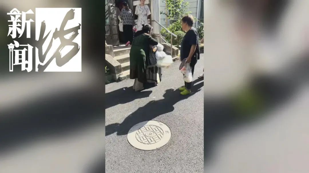 上海一老人拒绝疏通马桶,整栋楼天天被臭味“袭击”!邻居们真崩溃了 上海一老人拒绝疏通马桶,整栋楼天天被臭味“袭击”!邻居们真崩溃了