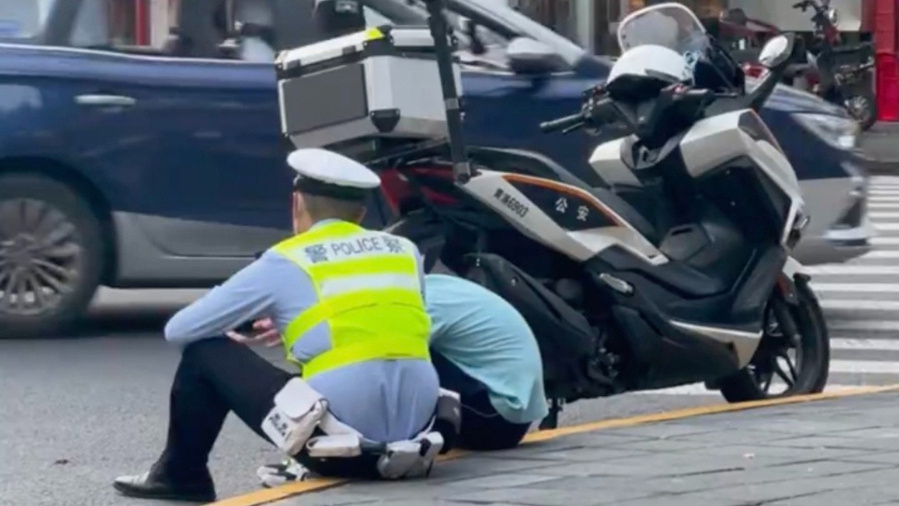 刷屏的上海暖心警察背影,是被拍到的偶然,更是他们的日常 刷屏的上海暖心警察背影,是被拍到的偶然,更是他们的日常