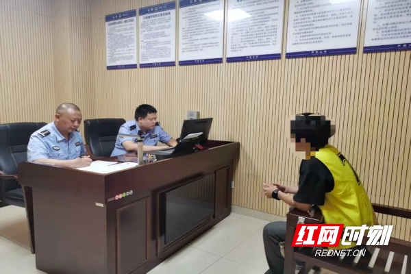 面包车多名男子深夜追逐路人?警方披露真相 面包车多名男子深夜追逐路人?警方披露真相