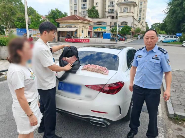 70万现金!交付前一刻,民警冲了上去 70万现金!交付前一刻,民警冲了上去