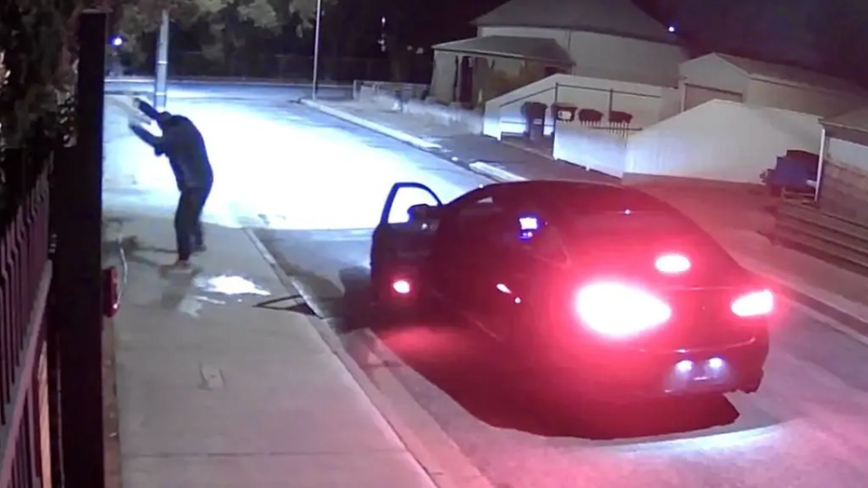 澳大利亚三名男子企图纵火烧屋,自家车辆却先意外起火 澳大利亚三名男子企图纵火烧屋,自家车辆却先意外起火