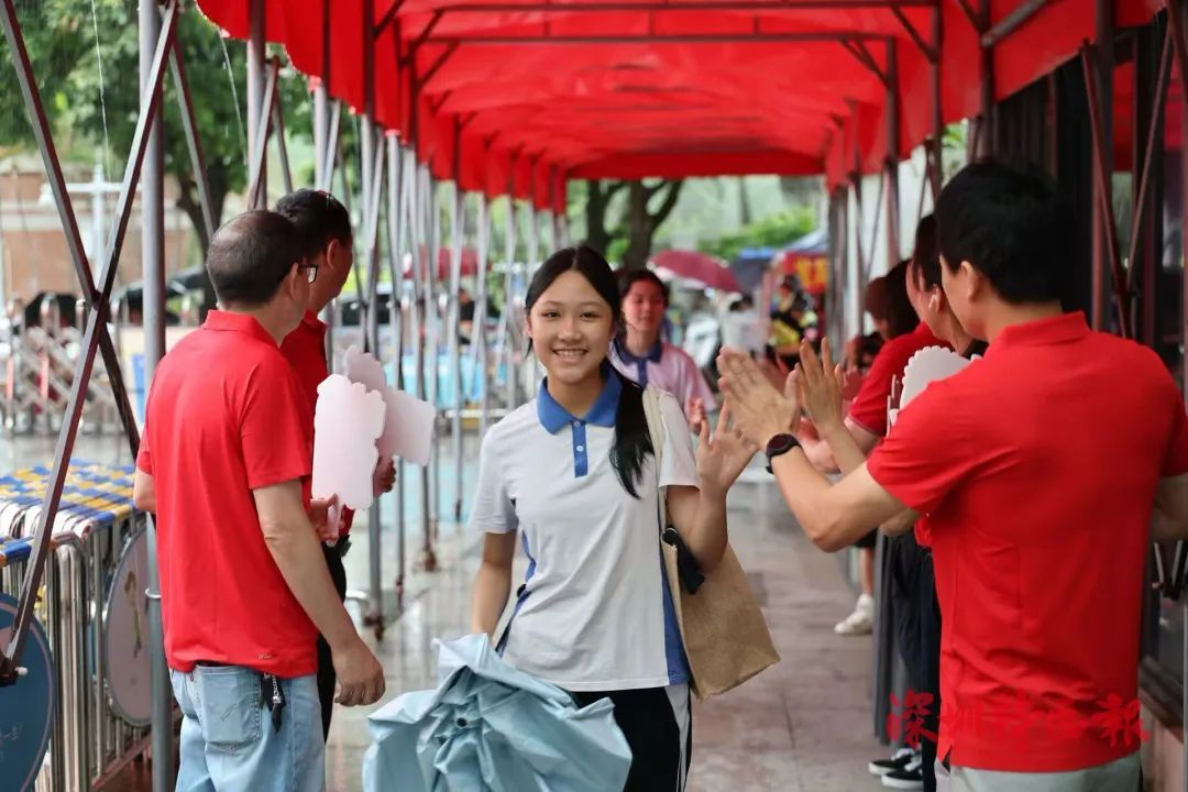 多图直击!深圳中考今日开考 多图直击!深圳中考今日开考