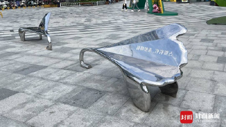 街道办回应广场座椅被吐槽烫屁股:配合特色街区打造,不再更换 街道办回应广场座椅被吐槽烫屁股:配合特色街区打造,不再更换