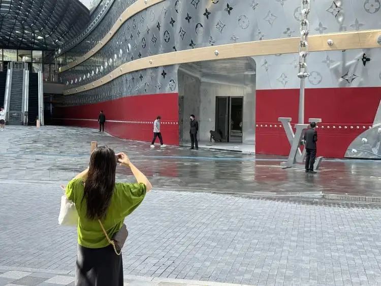 玩大了！全球独一无二的LV“巨轮” 直接停到上海市中心！