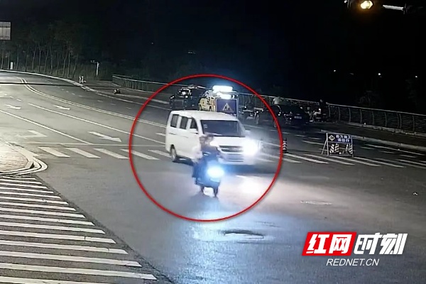 面包车多名男子深夜追逐路人？警方披露真相→
