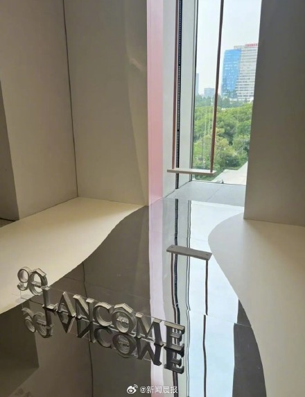 打卡装置倒下砸到观众,上海浦东美术馆:已送医,正全面检查设施 打卡装置倒下砸到观众,上海浦东美术馆:已送医,正全面检查设施