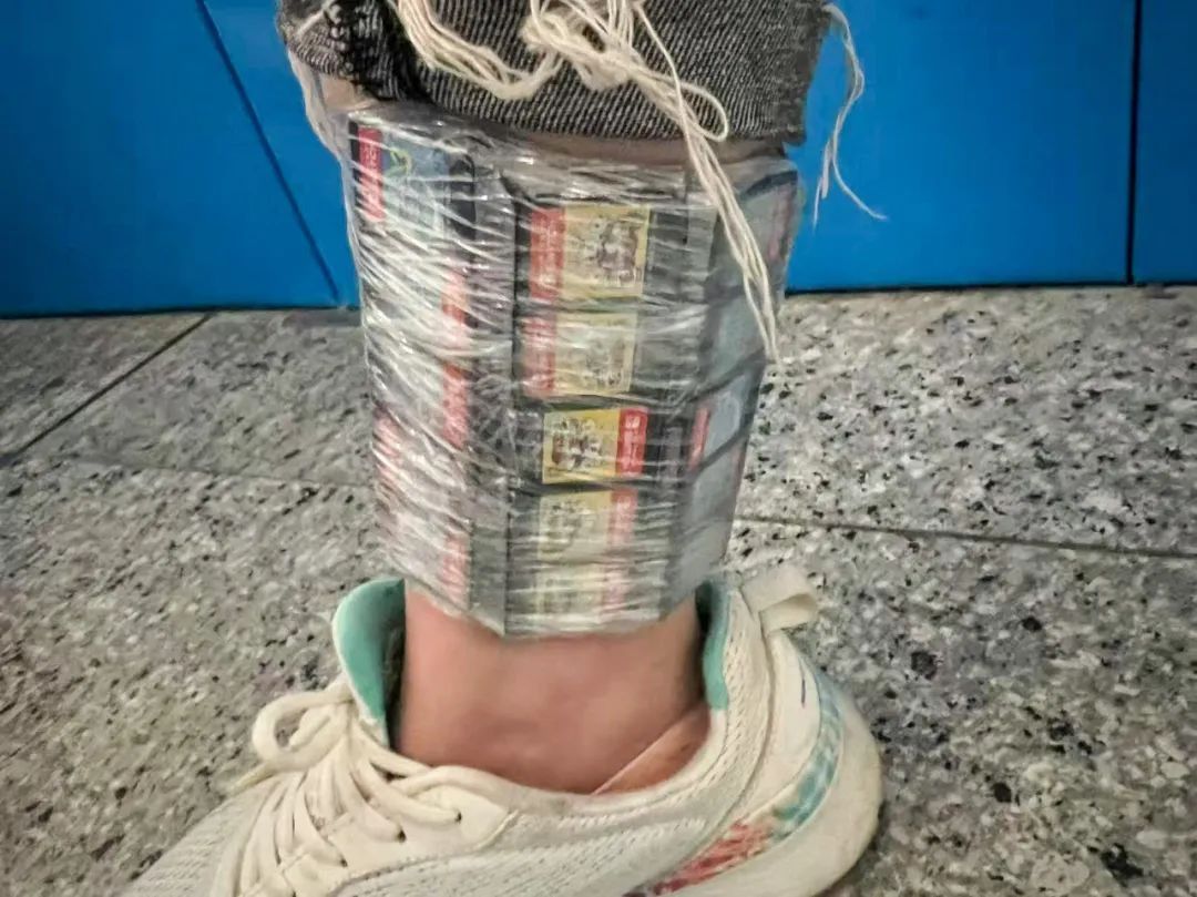 女子入境时用保鲜膜在两腿绑105张SWITCH游戏卡,被海关查获 女子入境时用保鲜膜在两腿绑105张SWITCH游戏卡,被海关查获