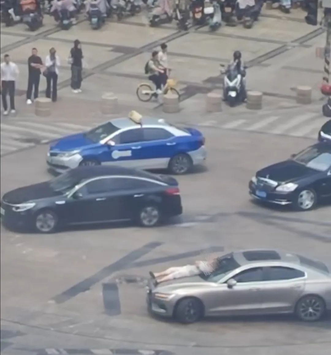 男子在路口拦截攀爬过往车辆！通报来了