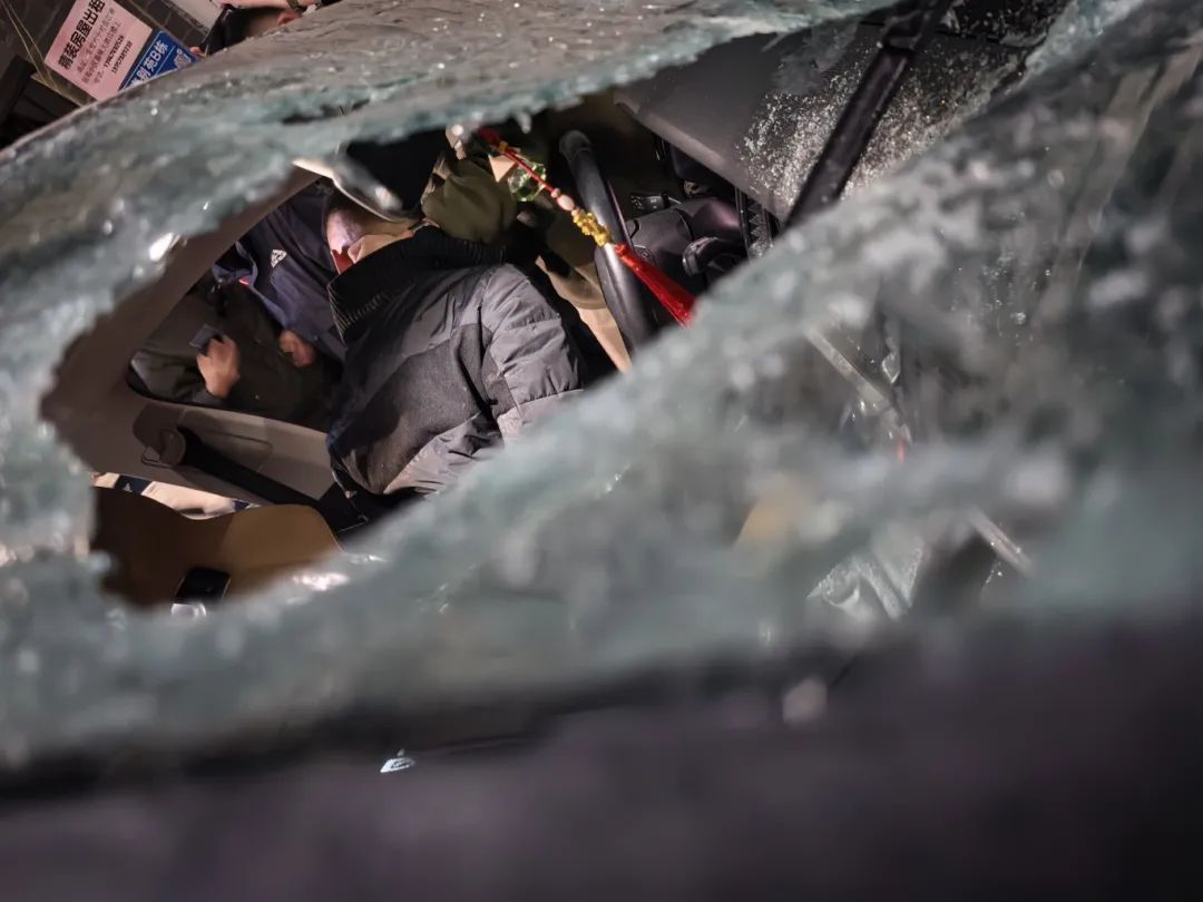 这名“95后”民警，又“被抓”了……