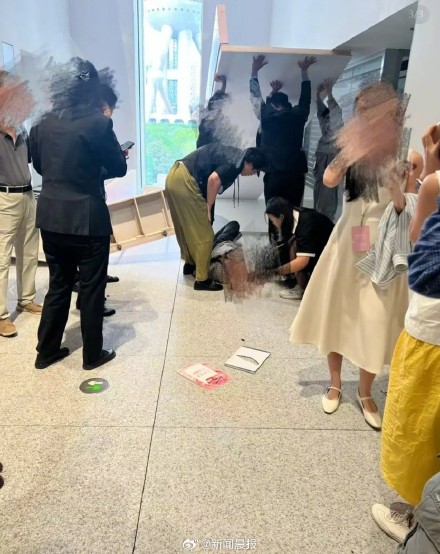 打卡装置倒下砸到观众,上海浦东美术馆:已送医,正全面检查设施 打卡装置倒下砸到观众,上海浦东美术馆:已送医,正全面检查设施