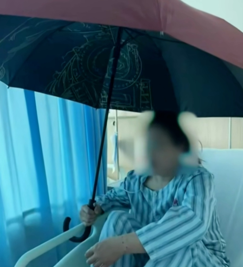 女子发烧后突然性情大变！非要在屋里撑红伞！一查竟是……