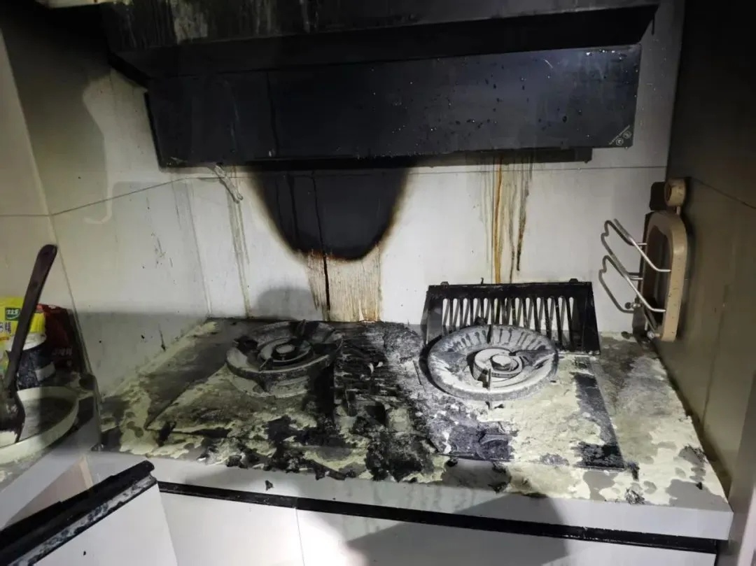 推开门,厨房竟“牺牲”在焦黑里…… 推开门,厨房竟“牺牲”在焦黑里……