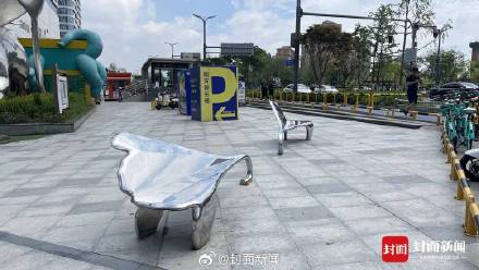 成都一广场座椅夏天烫屁股被吐槽 街道办回应:不再更换 成都一广场座椅夏天烫屁股被吐槽 街道办回应:不再更换
