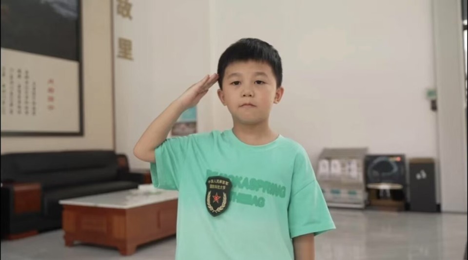 错别字里的强军梦!将军与7岁男孩的暖心军礼 错别字里的强军梦!将军与7岁男孩的暖心军礼