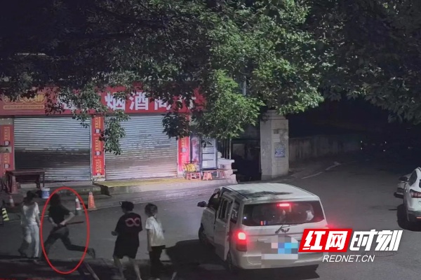 面包车多名男子深夜追逐路人？警方披露真相→